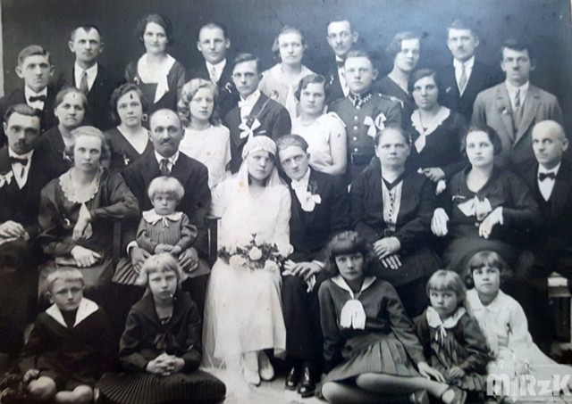 Para młoda wraz z gośćmi, Krosno l. 20. XX wieku