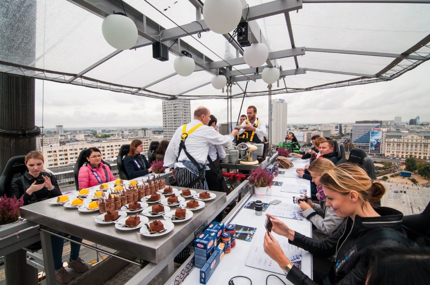 Dinner in the Sky. Możecie zjeść na wysokości 50 metrów!...