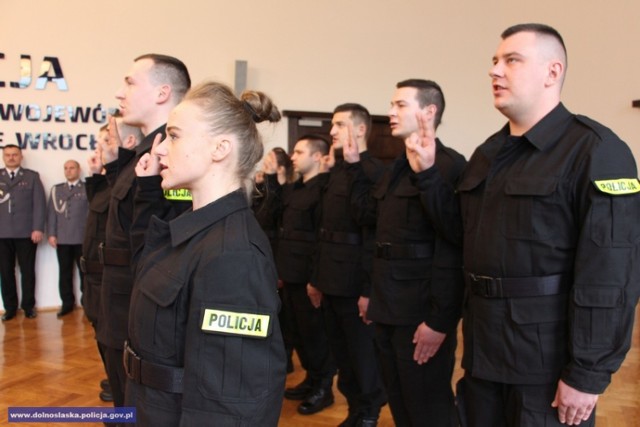 Nowi policjanci uroczyście ślubowali we Wrocławiu