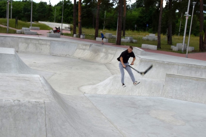 Skarżyski skatepark jest jednym z największych w Polsce. Cieszy się dużą popularnością. Zobacz ewolucje na rowerach i hulajnogach. Zdjęcia