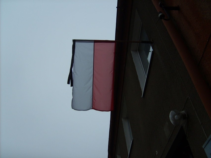 Flagi z krepą na bocznych uliczkach: Gdańsk 11 IV 2010 r.