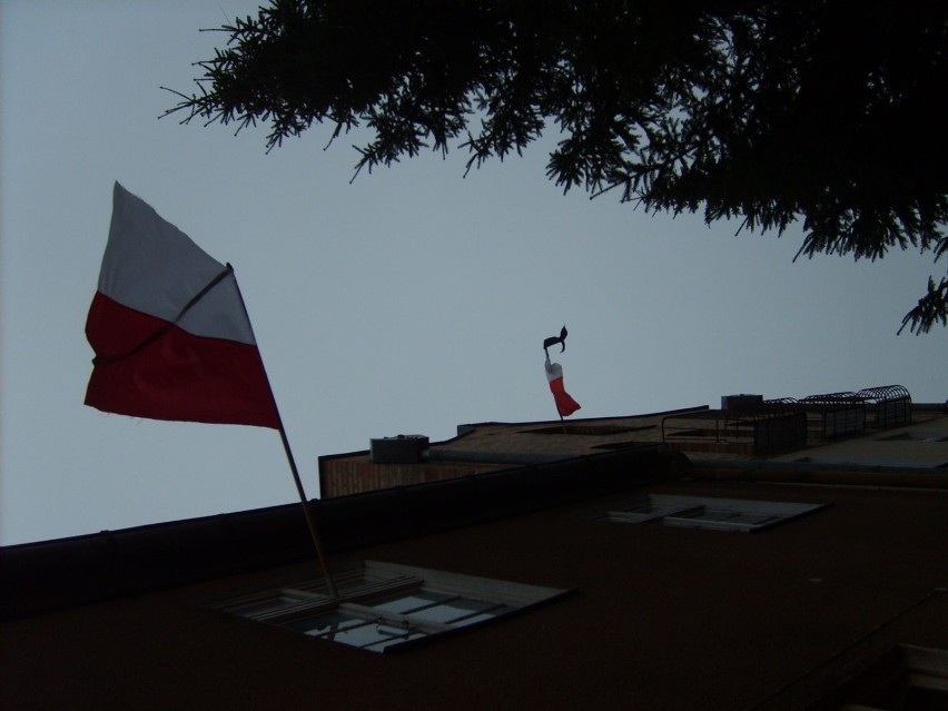 Flagi z krepą na bocznych uliczkach: Gdańsk 11 IV 2010 r....