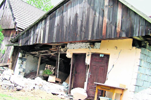 Zniszczone przez osuwiska domy PINB  nakazał rozebrać