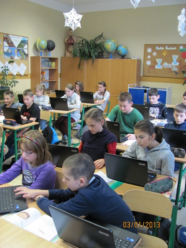 Szkoła Podstawowa w Sieradzy dostała 18 laptopów dla uczniów oraz 6 przenośnych komputerów dla nauczycieli