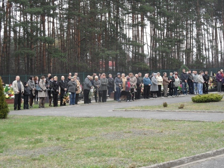 Rusinowice: Pogrzeb ks. Damiana Kominka [ZDJĘCIA]. Duszpasterza żegnały tłumy wiernych