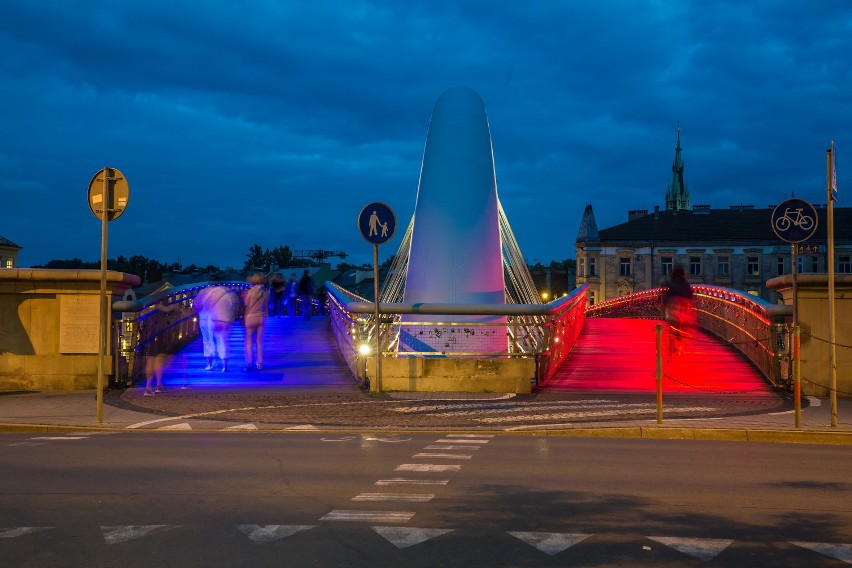 Kraków. Trójkolorowe Kładka Bernatka i Kraków Arena [ZDJĘCIA]