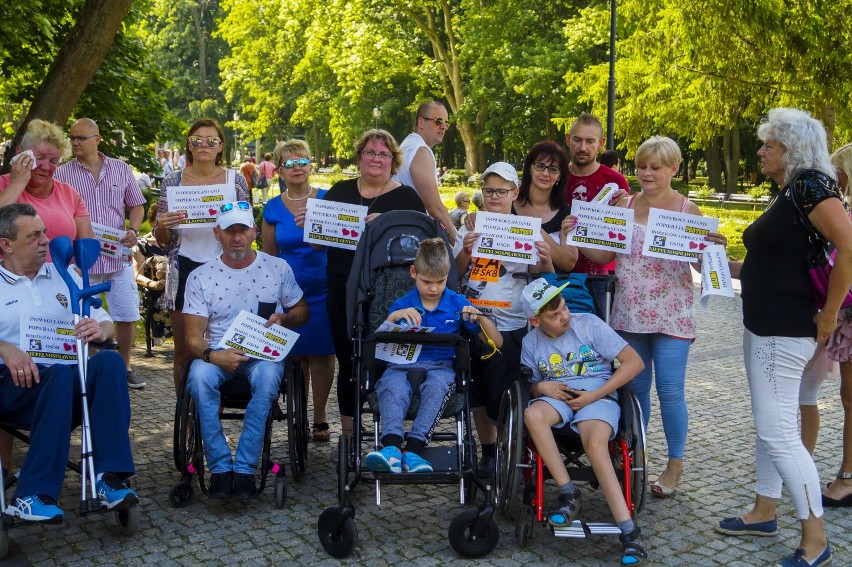 Inowrocławianie popierają protest rodziców i opiekunów osób niepełnosprawnych [zdjęcia]