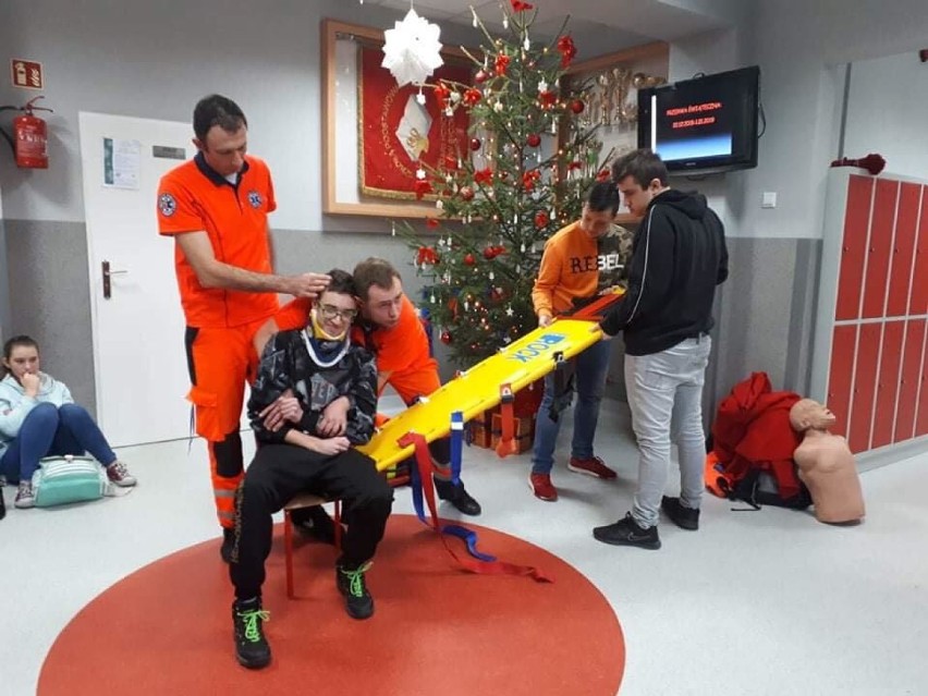 Ósmoklasiści z SP2 w Sycowie uczyli się udzielania pierwszej pomocy
