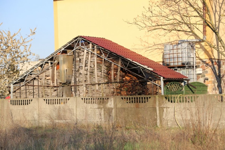 Pożar wiaty z drewnem opałowym w Chorzeminie 