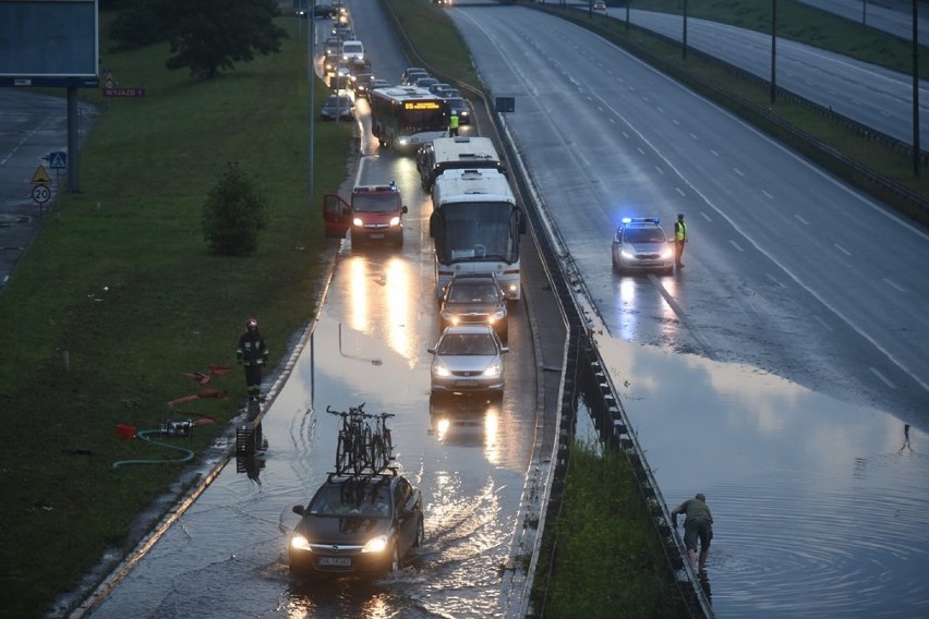 Burza nad Sosnowcem i Katowicami. Zatopiona droga z Zagłębia na Śląsk [FOTO]