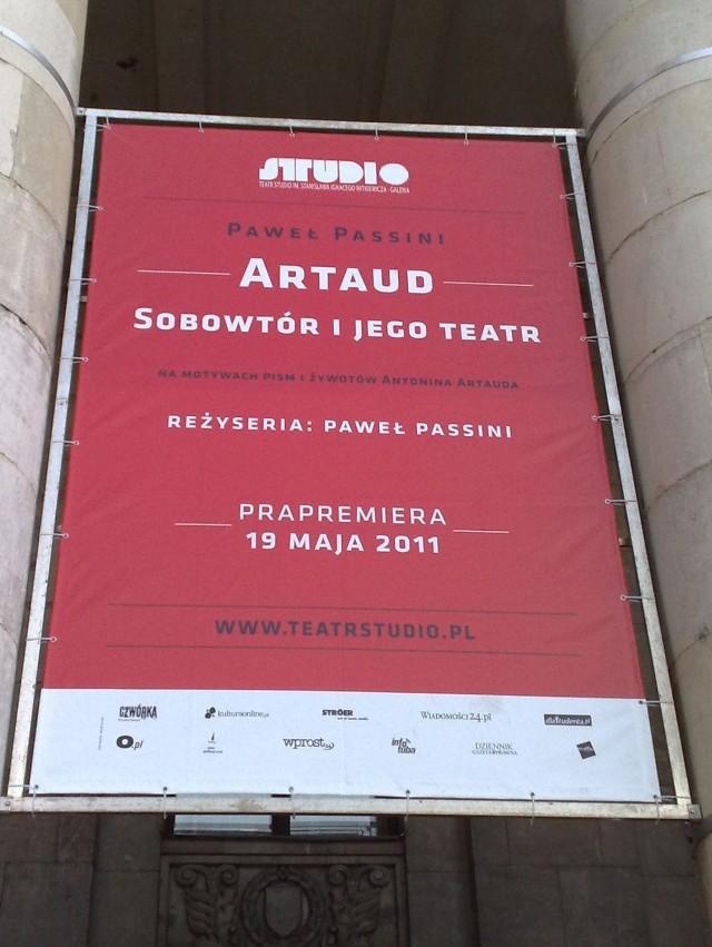 Baner nad wejściem do Teatru Studio