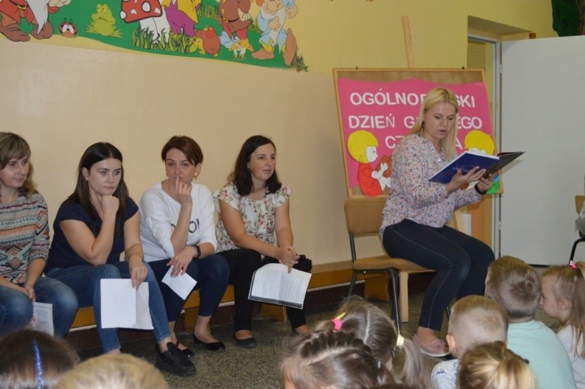 Rodzice i nauczyciele czytali wspólnie dzieciom z Radomic [zdjęcia]