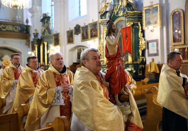 Wielkanoc 2020, Piotrków: Rezurekcje z procesją i msza w kościele oo. Bernardynów w Piotrkowie