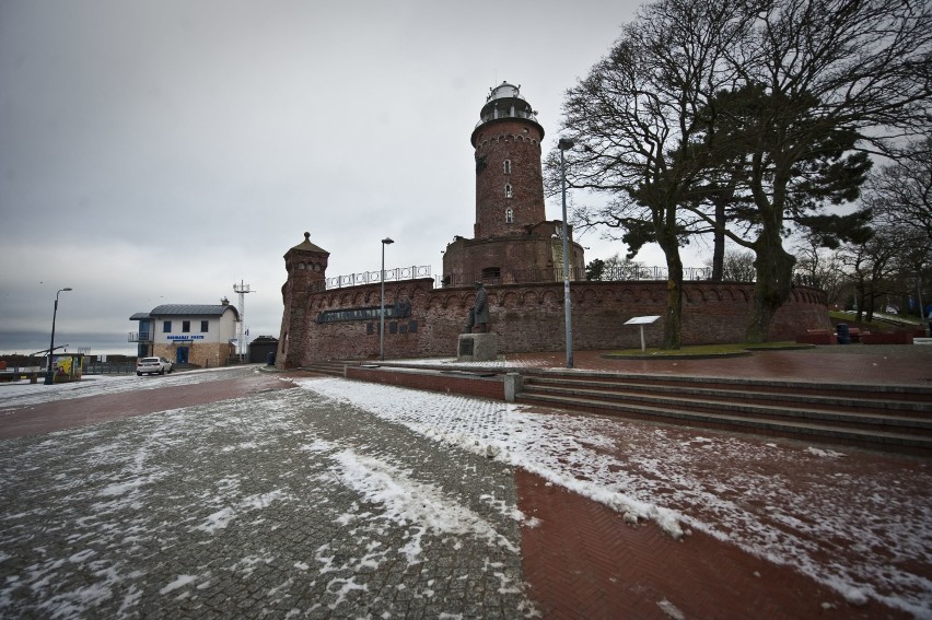 Zima w Kołobrzegu. Plaża, promenada i molo w śnieżnej aurze, okiem Radka Koleśnika