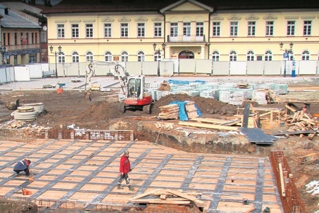 Na Rynku w Oświęcimiu trwają przygotowania do przykrycia podziemi specjalną żelbetową konstrukcją