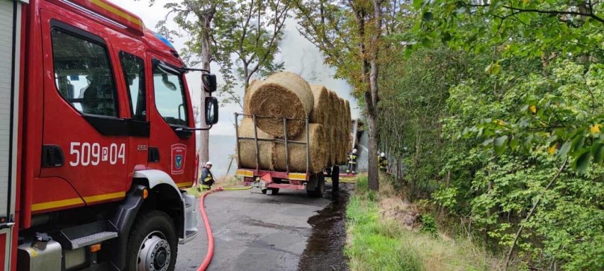 Niebezpieczny pożar słomy na leśnej drodze w Łężcach