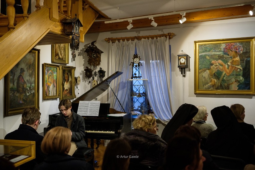 Koncert fortepianowy w Muzeum Diecezjalnym w Tarnowie. Muzyka Bacha, Mozarta i Chopina oraz poezja Jana Pawła II. Zdjęcia