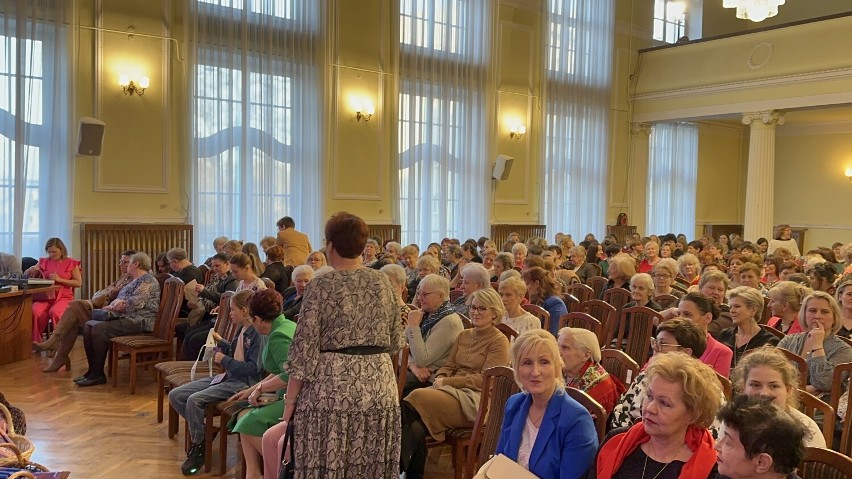 Powiatowy Dzień Kobiet w Skierniewicach. Sala starostwa wypełniła się po brzegi