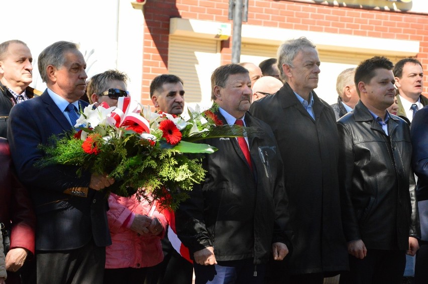 Święto Pracy. Wiązanki kwiatów pod pomnikiem Józefa Piłsudskiego