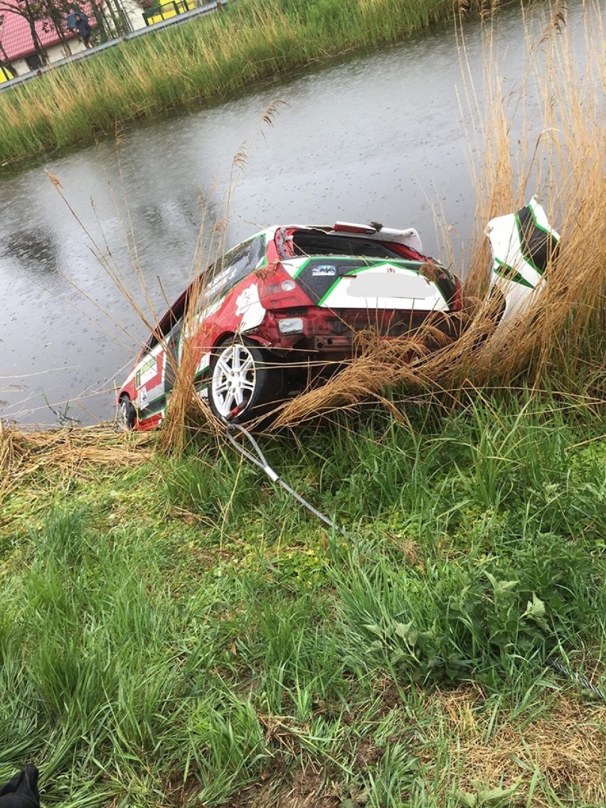 Śmiertelny wypadek podczas V Rajdu Żuławskiego 12.05.2019. Nie żyją dwie osoby - pilot i kierowca [ZDJĘCIA]