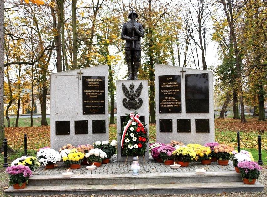 Święto Niepodległości w Staszowie. Przedstawiciele władz miasta i powiatu modlili się za ojczyznę i złożyli kwiaty w miejscach pamięci 