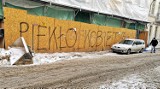 Kraków. Protest kobiet przybiera różne formy. Zniszczone elewacje budynków [ZDJĘCIA]