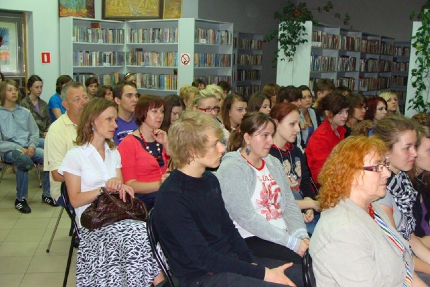 Podczas kolejnego spotkania w ramach edukacji regionalnej młodzież "Królówki" uczestniczyła w wernisażu prac Antoniego Jakubiaka.