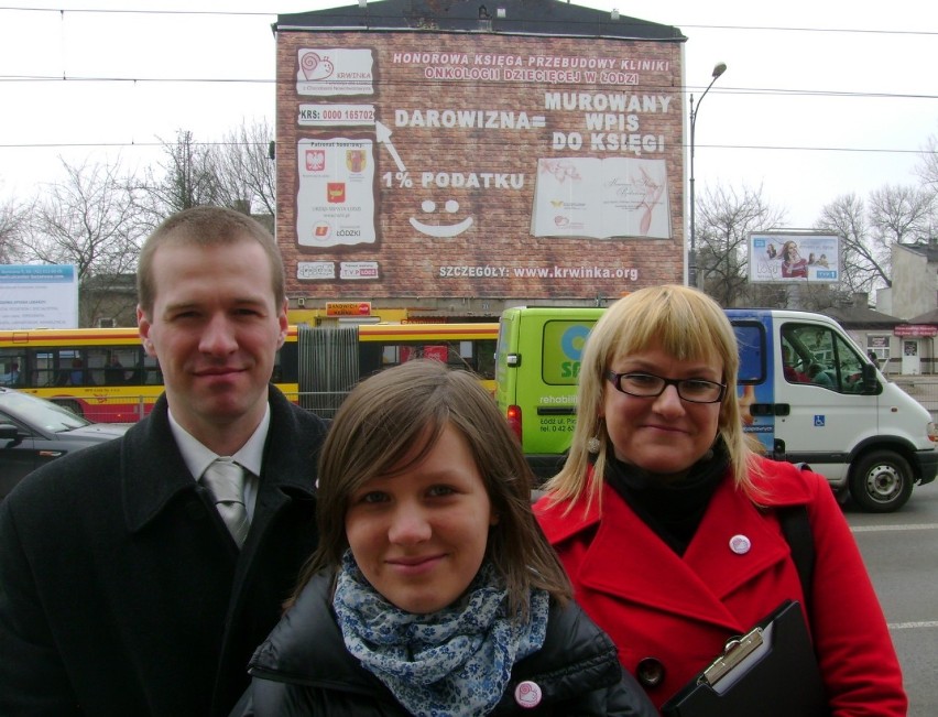 Jakub Boczek, Maria Kaczmarska z "Krwinki" oraz jej wolontariuszka Klara Bujak