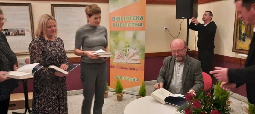 Spotkanie z Arturem Barcisiem w Publicznej Bibliotece w Budzyniu