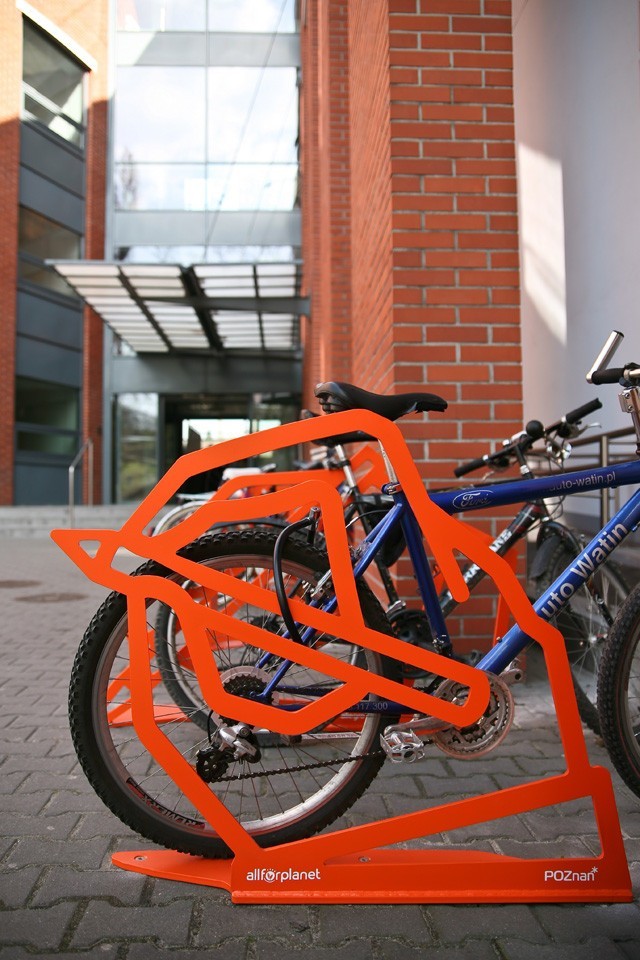 Poznań: W tym roku znów pojawią się kolorowe stojaki na rowery [ZDJĘCIA]