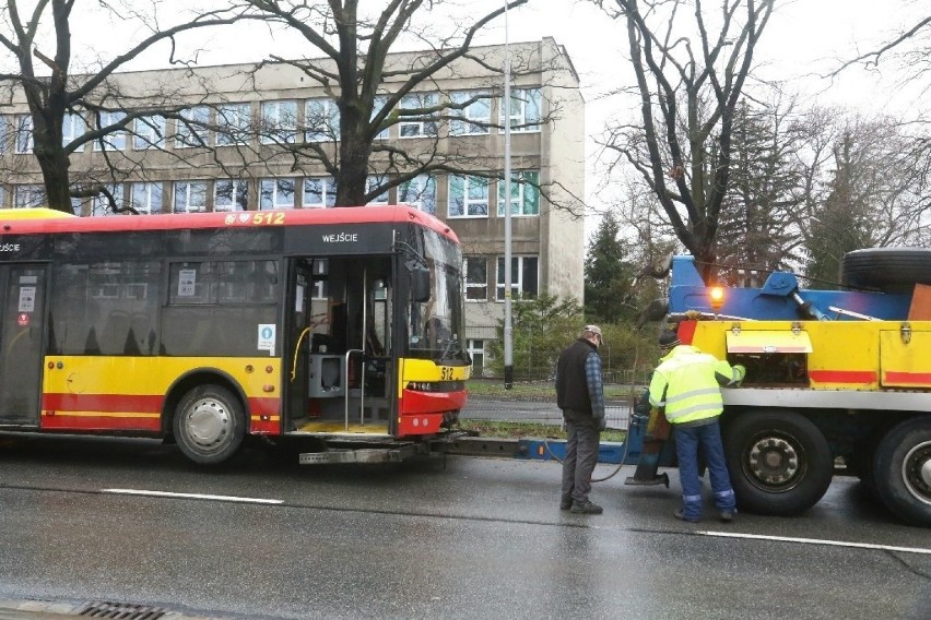 Wypadek autobusu we Wrocławiu: uderzył w bariery na al. Brucknera [ZDJĘCIA]