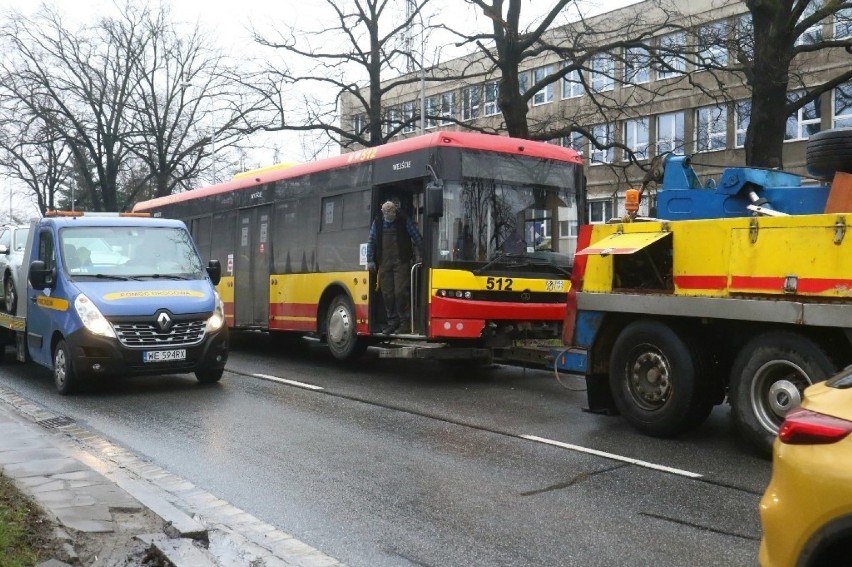 Wypadek autobusu we Wrocławiu: uderzył w bariery na al. Brucknera [ZDJĘCIA]