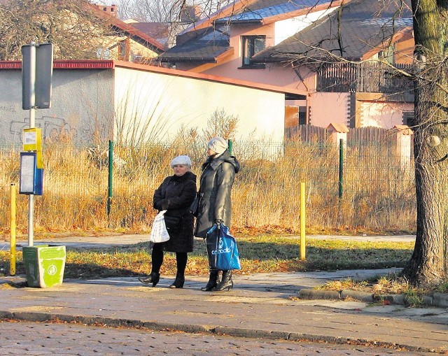 Pabianiczanie boją się, że stara wiata nie ochroni ich przed wiatrem i deszczem