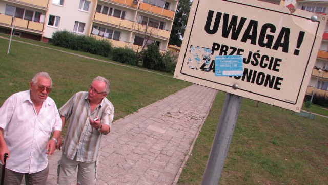 -&nbsp;Zamiast stawiać ten znak, powinni naprawić tę gigantyczną dziurę za nami - mówią Roman Chodziński (z lewej) i Tadeusz Żuchowski, mieszkańcy osiedla