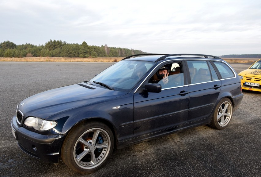 Szybcy i bezpieczni. Prędkość i adrenalina na treningu Automobilklubu Pilskiego na lotnisku [ZDJĘCIA]