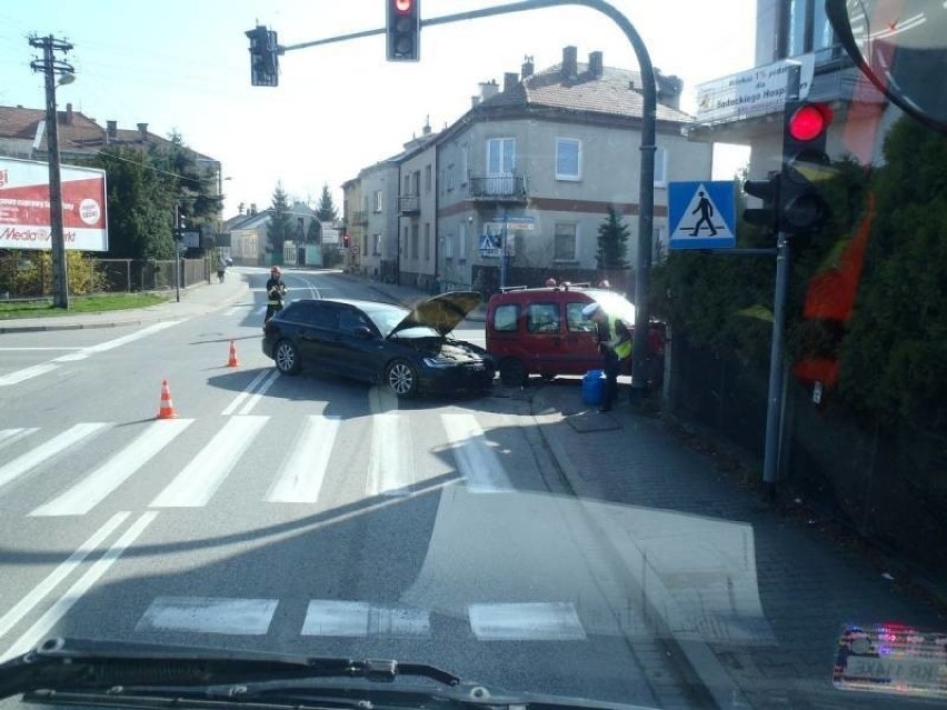 Wypadek na ul. Waryńskiego i Zygmuntowskiej. Dwie osoby w szpitalu