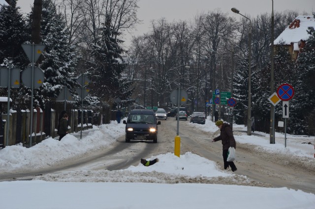 Po Nysie jeździ się fatalnie. Nieodśnieżone drogi i parkingi, to zmora kierowców.