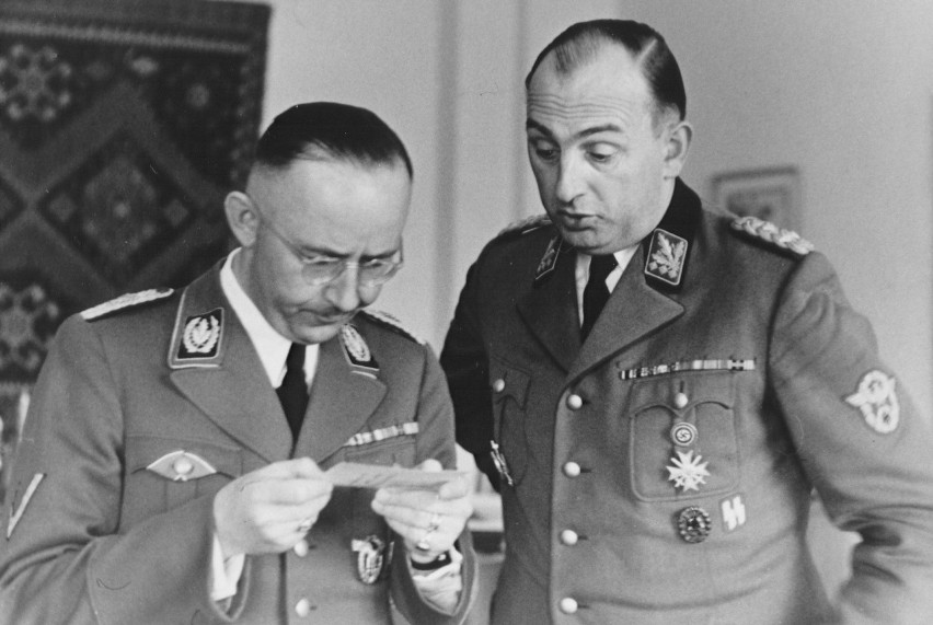 Kurt Dalüge (z prawej) był podwładnym Heinricha Himmlera,...