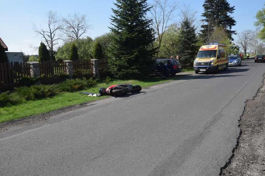 Motorowerzysta stracił panowanie nad pojazdem, uderzył w zaparkowane auto i stracił przytomność