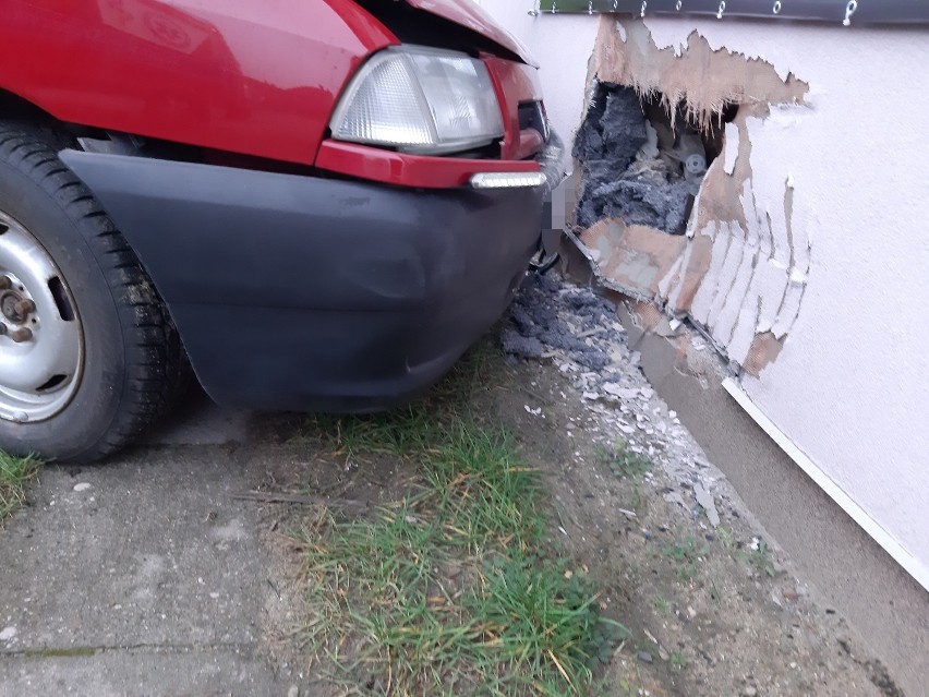 Wypadek w Szczecinku. Auto uderzyło w budynek [ZDJĘCIA]