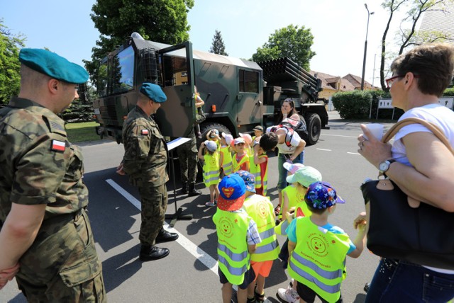 W związku z Narodowym Dniem Zwycięstwa w Centrum Szkolenia Artylerii i Uzbrojenia odbył się Dzień Otwartych Koszar. 

W ramach imprezy można było obejrzeć m.in. wyrzutnie rakietowe BM – 21 i WR – 40 Langusta, transporter opancerzony Rosomak – S, HMMWV (Hummer), wyrzutnie przeciwpancerne pocisków kierowanych Fagot i SPIKE i inne. 

Polecamy: Dzień otwarty w zajezdni MZK Toruń. Zobacz co się działo! [FOTORELACJA]

Dzień Otwartych Koszar w Centrum Szkolenia Artylerii i Uzbrojenia w Toruniu [ZDJĘCIA]