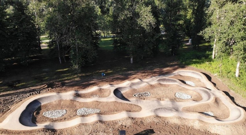 Łącko. Pumptrack już prawie gotowy. Z lotu ptaka wygląda niesamowicie [ZDJĘCIA]