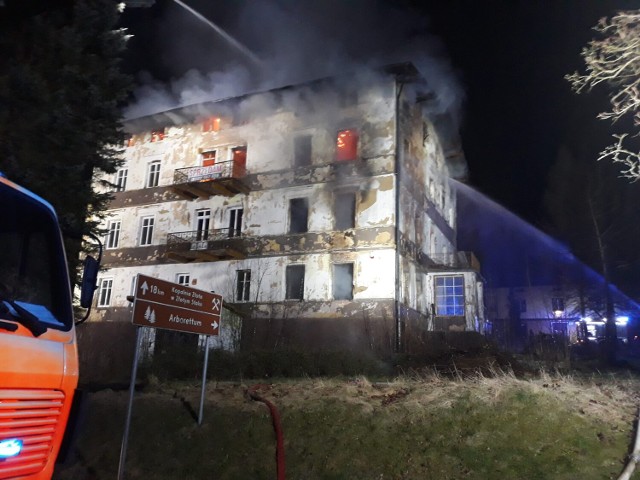 Potężny pożar pustostanu w Lądku-Zdroju oraz balotów w Trzebieszowicach (ZDJĘCIA)