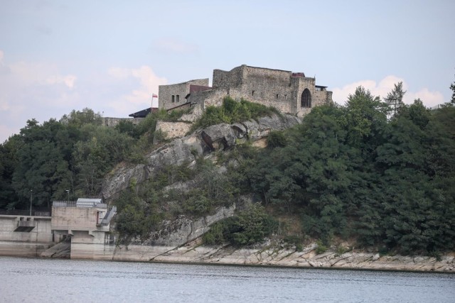 Zamek w Dobczycach nie zachował się może w najlepszym stanie, ale rozciąga się z niego bodaj najpiękniejszy widok na Jezioro Dobczyckie i jego zaporę.