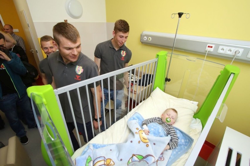 Reprezentacja Korony Kielce odwiedziła pacjentów Świętokrzyskiego Centrum Pediatrii