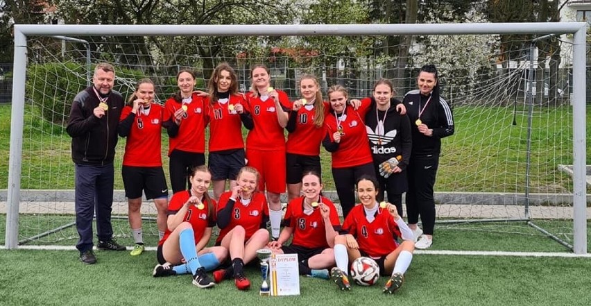Dziewczyny z I LO w Radomsku najlepsze! Wywalczyły złoto Mistrzostw Województwa Łódzkiego w Piłce Nożnej