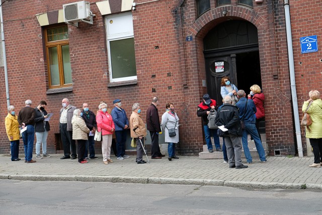 Do darmowych szczepień przeciwko grypie ustawiła się spora kolejkach mieszkańców Żar