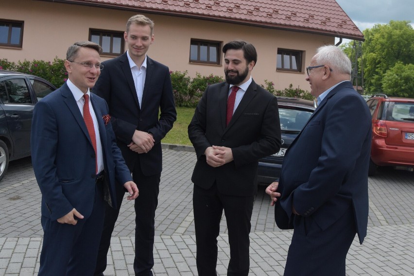 Wiceminister rolnictwa z wizytą w szkole rolniczej w Nowosielcach