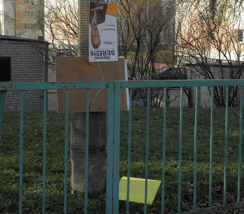Zniszczone plakaty wyborcze lądują na ziemi