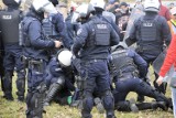 Dwie osoby zatrzymane po protestach w Głogowie. Kibice manifestowali przeciw obostrzeniom